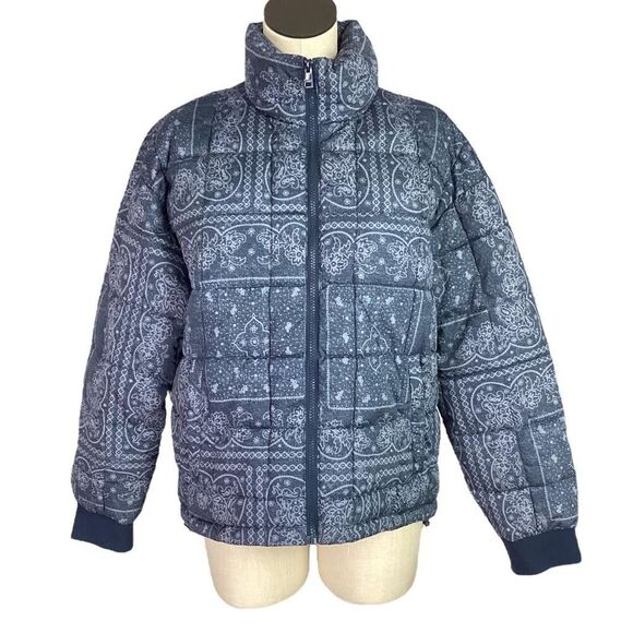 Levis Puffer Jacket Women M Faded Blue Paisley Bandana Box Quilted Zip Up NEW - Picture 1 of 12
